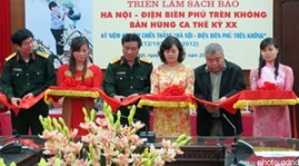 Book exhibition recalls “Hanoi-Dien Bien Phu in the air”  - ảnh 1